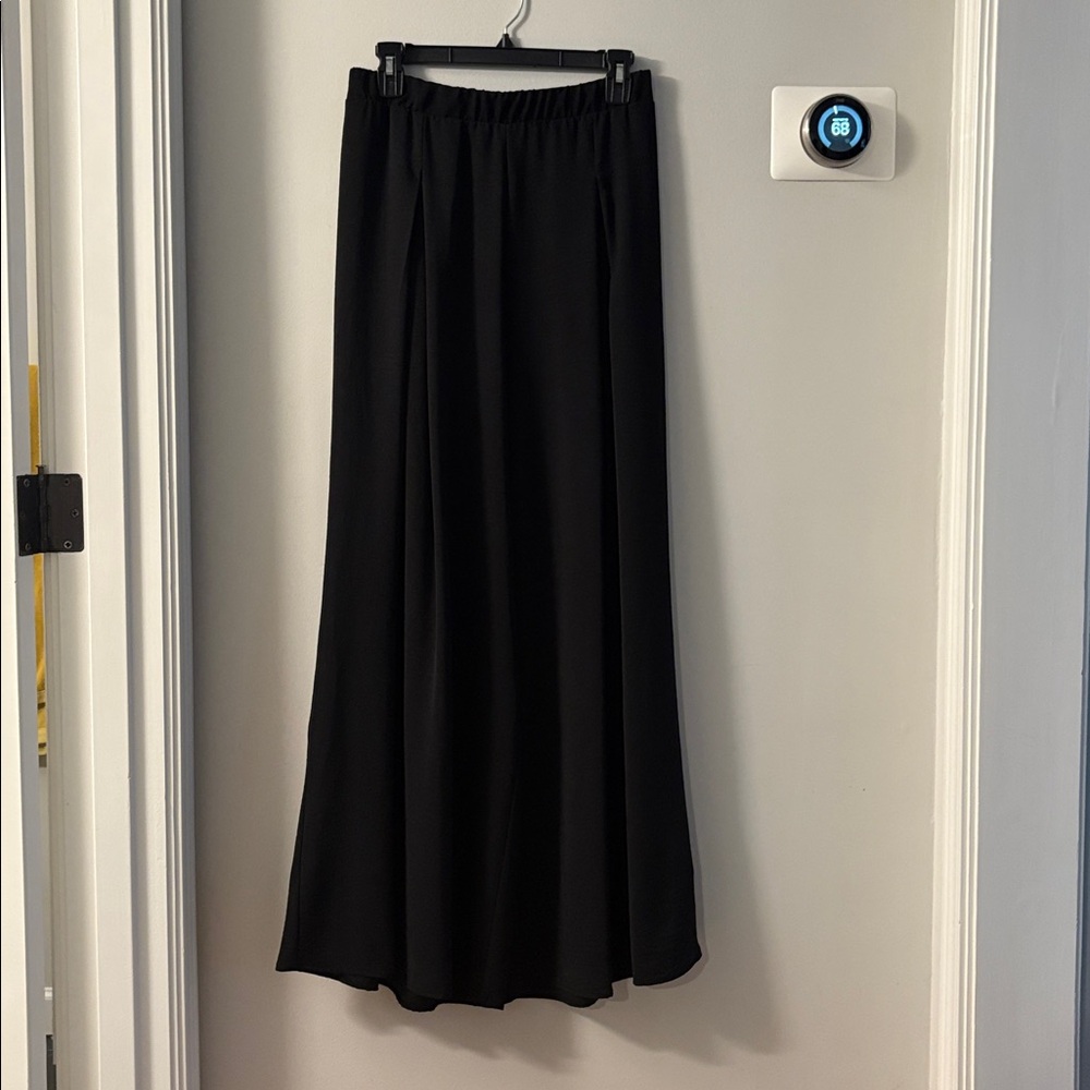 KLD. SIGNATURE matte crepe pleated wide leg pants in black. Large.